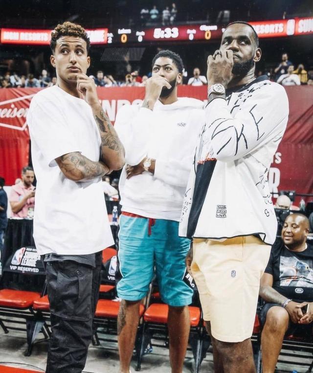 电竞世界杯-现任队友“反目成仇”？詹姆斯和韦少彼此视而不见